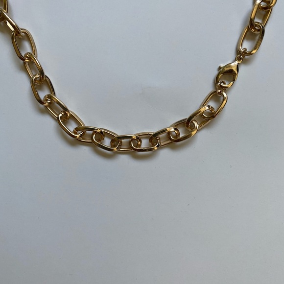 H&M golden tone chunky chain link necklace 3/$15✅ - Picture 2 of 2